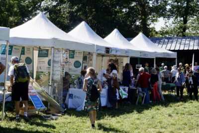 Les habitants découvrent les stands  - Agrandir l'image 22 sur 32, fenêtre modale