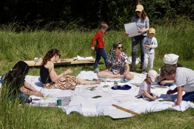 Les habitants sur un atelier peinture - Agrandir l'image 24 sur 32, fenêtre modale