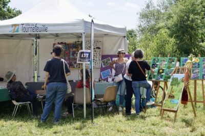 Les habitants découvrent les stands  - Agrandir l'image 27 sur 32, fenêtre modale