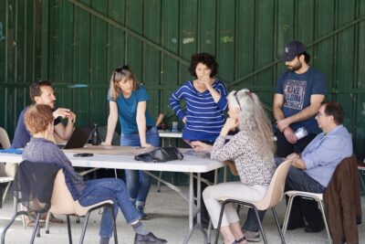 Les habitants discutent entre eux   - Agrandir l'image 28 sur 32, fenêtre modale