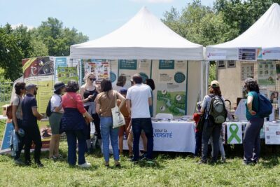 Les habitants découvrent les stands  - Agrandir l'image 30 sur 32, fenêtre modale
