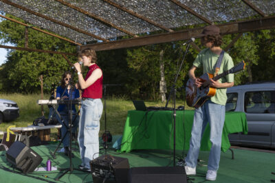 Une chanteuse, un guitariste et une pianiste - Agrandir l'image 13 sur 20, fenêtre modale
