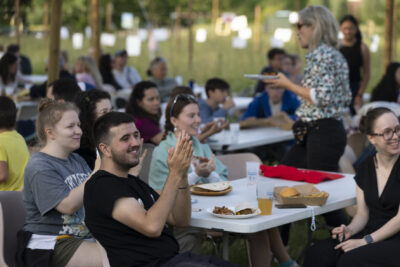 Les habitants sourient - Agrandir l'image 12 sur 20, fenêtre modale