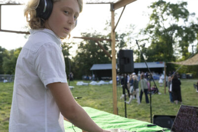 Un DJ ambiance tous les habitants - Agrandir l'image 10 sur 20, fenêtre modale