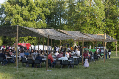 Les habitants discutent ensemble  - Agrandir l'image 9 sur 20, fenêtre modale