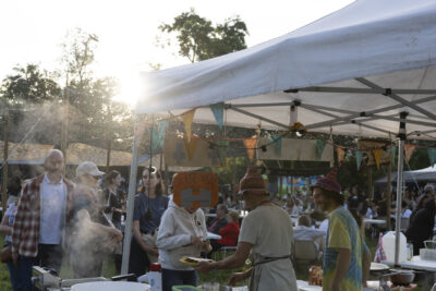 Des habitants patientent pour manger - Agrandir l'image 7 sur 20, fenêtre modale