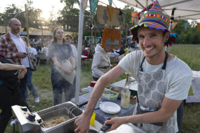 Un homme fait et sert à manger  - Agrandir l'image 6 sur 20, fenêtre modale