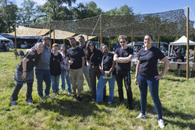 Des jeunes prennent la pose - Agrandir l'image 19 sur 20, fenêtre modale