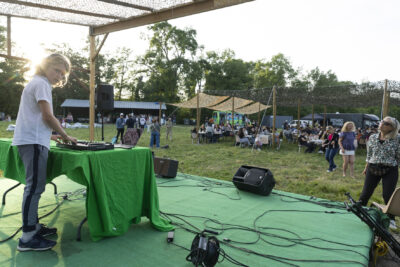 Un DJ ambiance tous les habitants - Agrandir l'image 5 sur 20, fenêtre modale