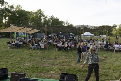 Les habitants discutent ensemble  - Agrandir l'image 4 sur 20, fenêtre modale