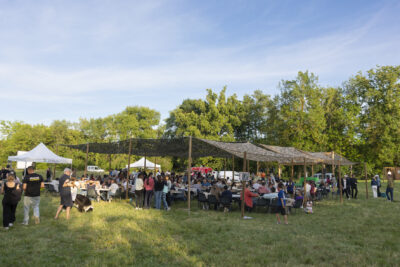 Les habitants discutent ensemble  - Agrandir l'image 3 sur 20, fenêtre modale