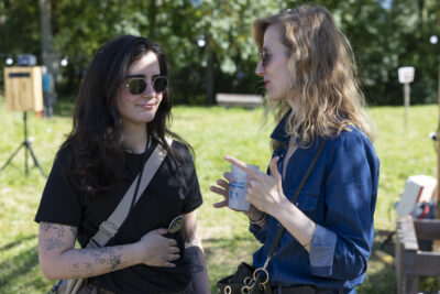 Deux femmes discutent - Agrandir l'image 18 sur 20, fenêtre modale