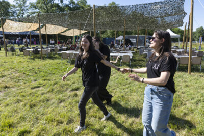 Des jeunes s'amusent - Agrandir l'image 17 sur 20, fenêtre modale