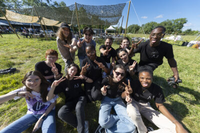 Des jeunes prennent la pose - Agrandir l'image 16 sur 20, fenêtre modale