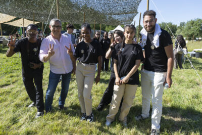 Le Maire et des jeunes - Agrandir l'image 1 sur 20, fenêtre modale