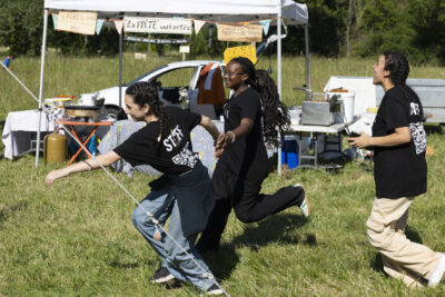 Des jeunes s'amusent - Agrandir l'image 15 sur 20, fenêtre modale