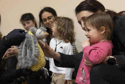 Petite fille qui regarde une peluche - Agrandir l'image 20 sur 31, fenêtre modale