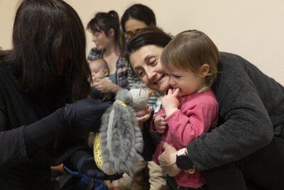 Petite fille qui regarde une peluche - Agrandir l'image 19 sur 31, fenêtre modale