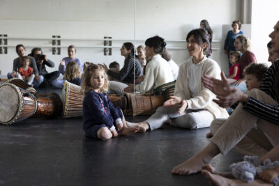 Parents et enfants qui sont assis - Agrandir l'image 18 sur 31, fenêtre modale