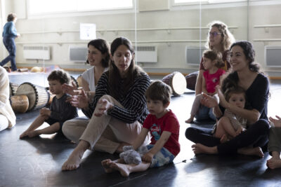 Parents et enfants qui sont assis - Agrandir l'image 17 sur 31, fenêtre modale