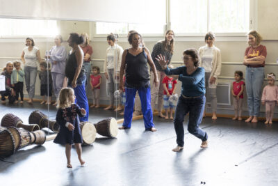 Femme qui lève les bras vers une petite fille - Agrandir l'image 16 sur 31, fenêtre modale