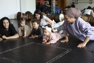 Parents et enfants qui sont allongés - Agrandir l'image 13 sur 31, fenêtre modale