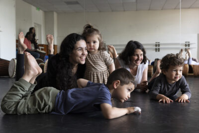 Parents et enfants qui sont allongés - Agrandir l'image 12 sur 31, fenêtre modale