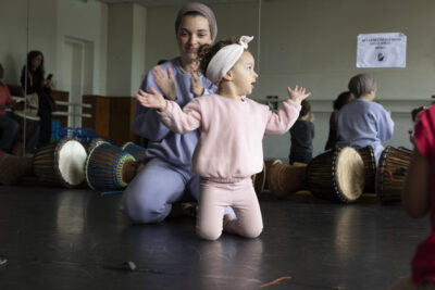 Une enfant lève les bras - Agrandir l'image 1 sur 31, fenêtre modale