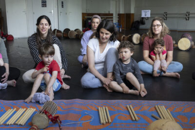 Parents et enfants qui sont assis - Agrandir l'image 8 sur 31, fenêtre modale