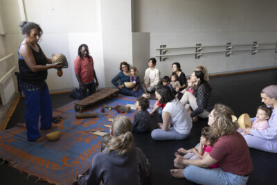 Parents et enfants qui regardent une dame  - Agrandir l'image 7 sur 31, fenêtre modale
