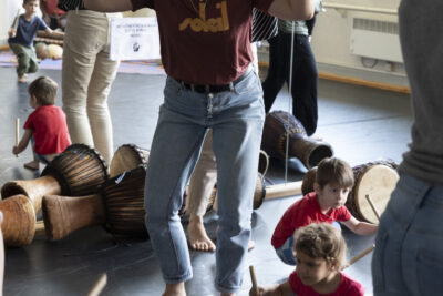 Enfant assis et parent qui lèvent les bras  - Agrandir l'image 5 sur 31, fenêtre modale