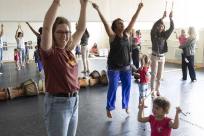 Séance parents enfants debout qui lèvent les bras - Agrandir l'image 3 sur 31, fenêtre modale