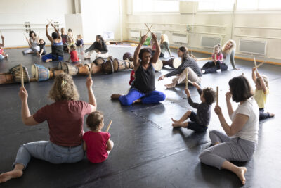 Séance parents enfants assis qui lèvent le bras - Agrandir l'image 2 sur 31, fenêtre modale