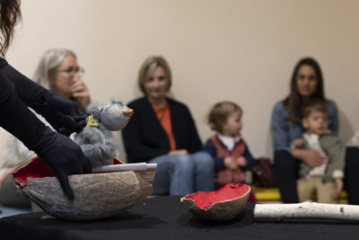 Parents et enfants qui regardent un spectacle d'une peluche - Agrandir l'image 26 sur 31, fenêtre modale