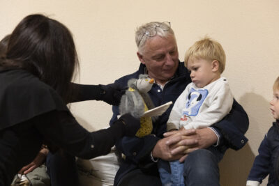 Petit garçon qui regarde une peluche - Agrandir l'image 23 sur 31, fenêtre modale