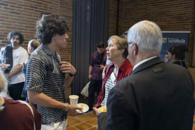 Un groupe de personnes échangent entre elles - Agrandir l'image 14 sur 16, fenêtre modale