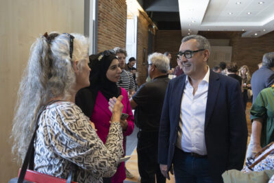 Le Maire Frédéric Parre échange avec deux femmes - Agrandir l'image 2 sur 16, fenêtre modale