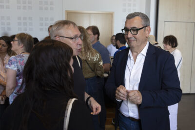Le Maire Frédéric Parre discute avec un homme et une femme - Agrandir l'image 15 sur 16, fenêtre modale