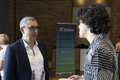 Le Maire Frédéric Parre discute avec un jeune homme - Agrandir l'image 16 sur 16, fenêtre modale