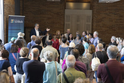 Le Maire Frédéric Parre fait un discours dans la salle du Conseil municipal, à ses côtés les élus de la majorité rassemblés - Agrandir l'image 13 sur 16, fenêtre modale
