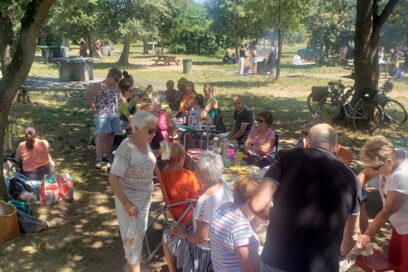 Photo de groupes de personnes de tout âge réunis autour de tables de pique-nique - Agrandir l'image, fenêtre modale