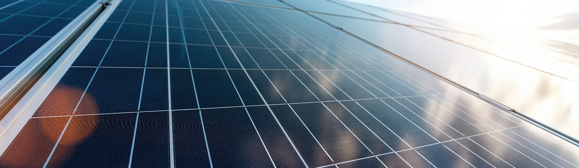 Photo de près d'ombrières photovoltaïques