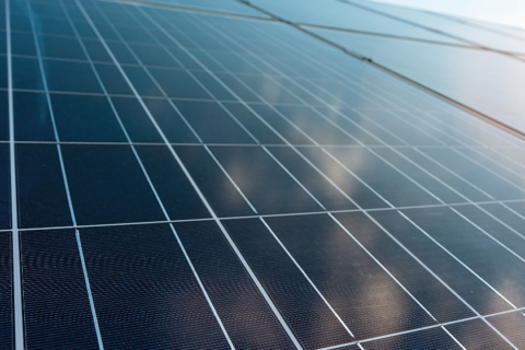 Photo de près d'ombrières photovoltaïques