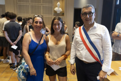 Le Maire Frédéric Parre et l'élue Maryline Rieu avec une jeune fille regardent l'objectif en souriant - Agrandir l'image 5 sur 10, fenêtre modale