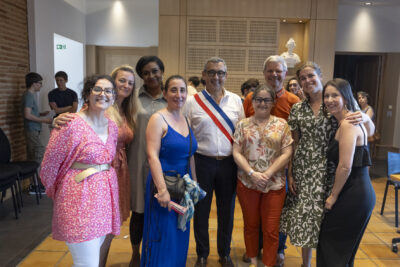 Les agents du service état civil posent avec le Maire Frédéric Parre - Agrandir l'image 3 sur 10, fenêtre modale