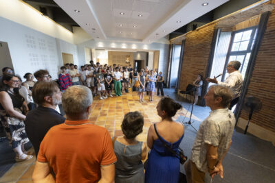 Photo de la salle du Conseil tandis que le Maire Frédéric Parre fait son discours avec à ses côtés des élus, et face à lui les jeunes réunis dans la salle - Agrandir l'image 2 sur 10, fenêtre modale