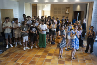 Les jeunes rassemblés dans la salle du Conseil regardent du même côté - Agrandir l'image 9 sur 10, fenêtre modale