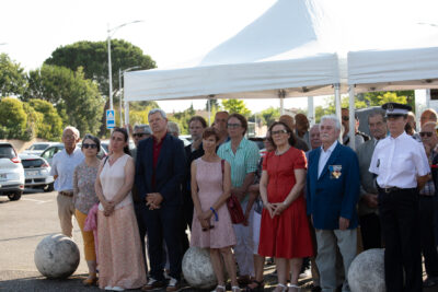 Photos des élus rassemblés à l'ombre - Agrandir l'image 3 sur 5, fenêtre modale