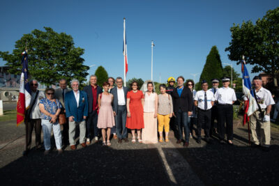 Photos des élus et officiels rassemblés - Agrandir l'image 2 sur 5, fenêtre modale