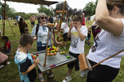 Photo d'une famille réunie autour d'un jeu en bois - Agrandir l'image 22 sur 24, fenêtre modale